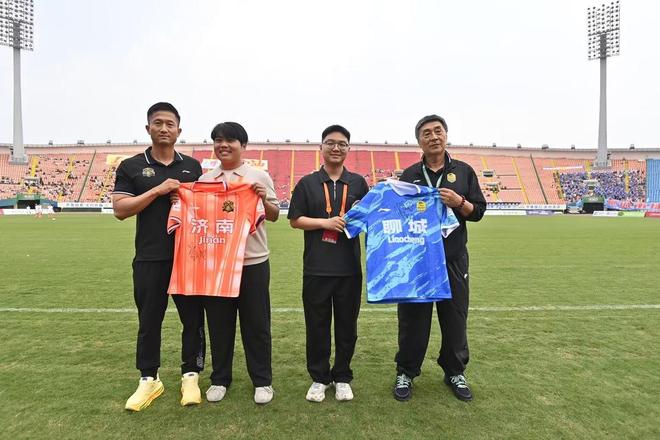当足球遇上非遗!“梅州啦啦队”竹板声声唱响客家风韵