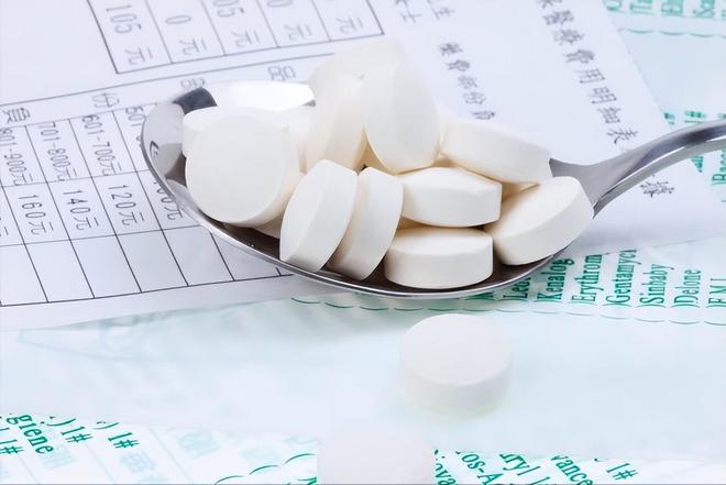 吉鲁担任评论员遭球迷批评,有人呼吁将其撤下世界杯解说席