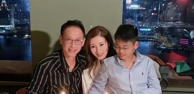 退休前换了小房子,住几年才醒悟:大房子才适合养老