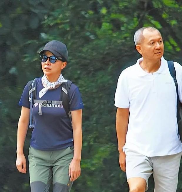 吴谨言三亚冲浪被路人偶遇，没助理没保镖，陪老公穿成这样去度假，私下真实状态曝光