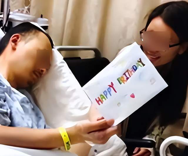 温兆伦每天下午三点半拎着保温杯站在小区门口,等他女儿放学
