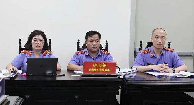 故事：女孩失踪20年，被狼群养大，被救援队找到时，却发现她生过3个孩子，然而孩子的真实身份却让警方沉默！