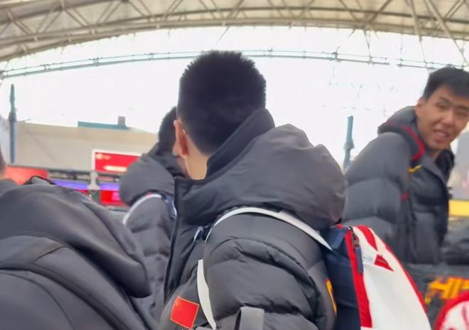 错失三绝佳机会!拉菲尼亚遭巴西球迷网暴,安帅选人面临压力