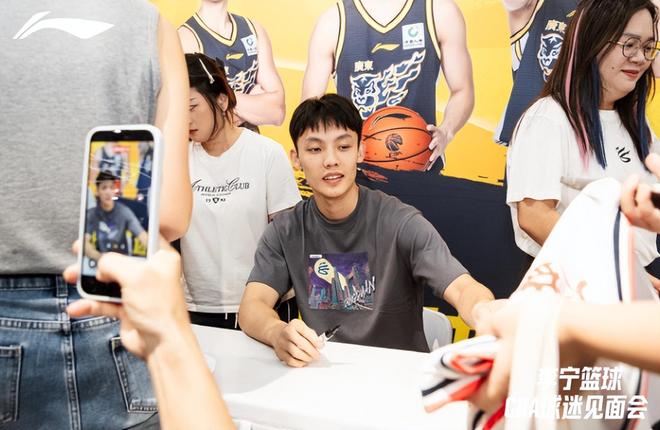上下半场实际补时均超10分钟，铜梁龙vs海港比赛时间超长