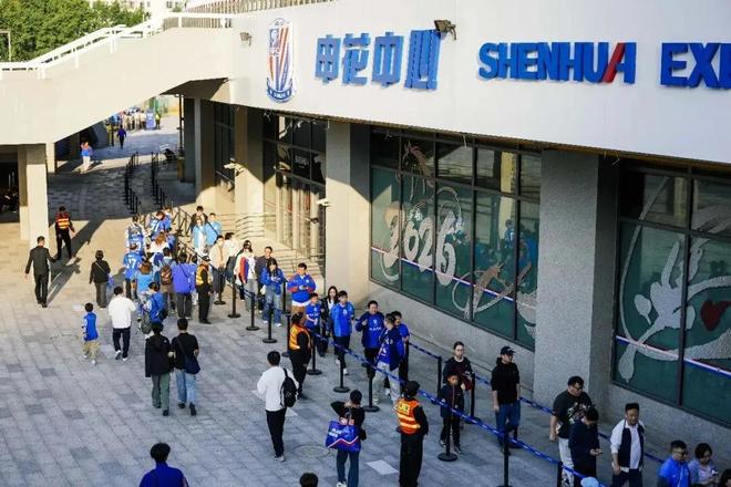 51岁视后佘诗曼婚宴角落拭泪,承认想做妈妈,曾为事业错失爱情