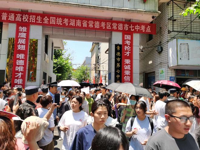 魏莹案再反转:榜一大哥撤回谅解书,反被控敲诈!双向隐瞒下,2500万打赏谁才是受害者?