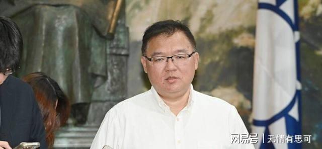“充电媛”引港媒关注，美女深夜充电桩旁徘徊，疑为车主提供“等待陪伴”