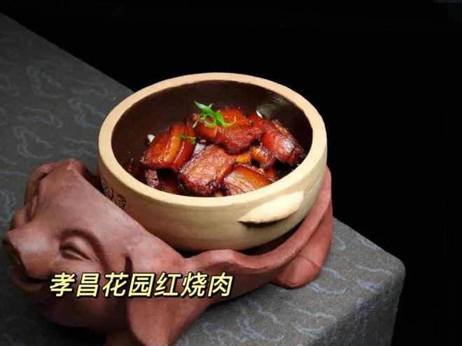 疑似杨超越在工厂打工时的照片曝光!网友炸了:这妥妥的厂花啊!