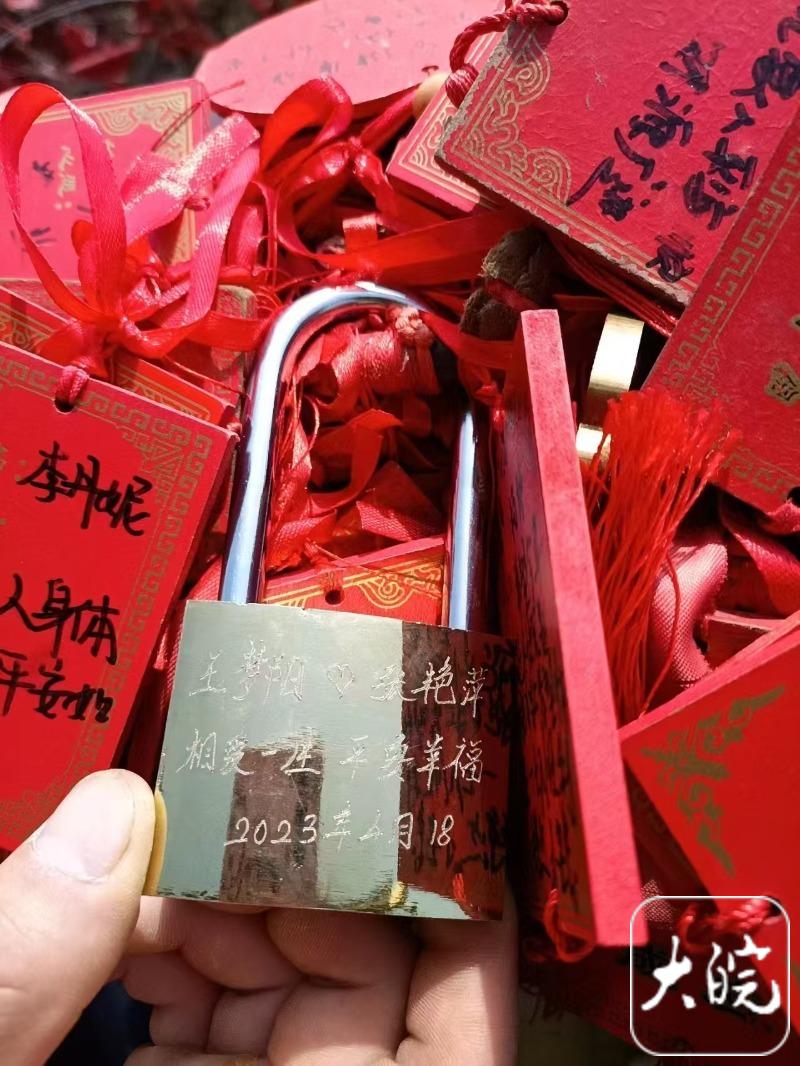 离谱！只因父亲聊天时自称爸爸，被成年女儿直呼膈应，截图显示爸爸接她送她、带她吃饭给她付钱，评论炸锅