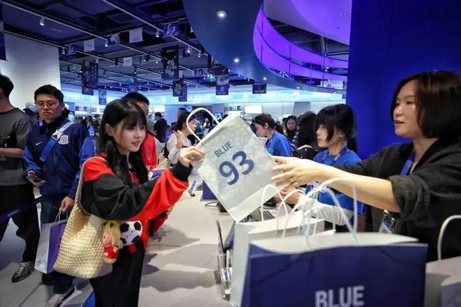 51岁视后佘诗曼婚宴角落拭泪,承认想做妈妈,曾为事业错失爱情