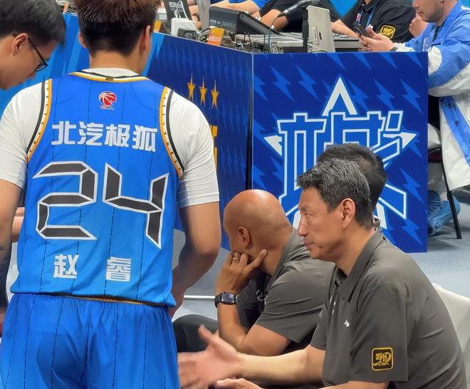 杨鸣:杜锋一直肩扛压力顶着球队前进,每个教练员都值得尊重