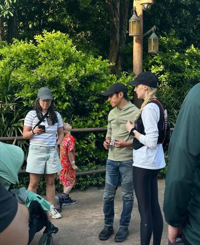 百花奖后台,一张明星群像抓拍照,暴露内娱的抱团取暖、人情世故