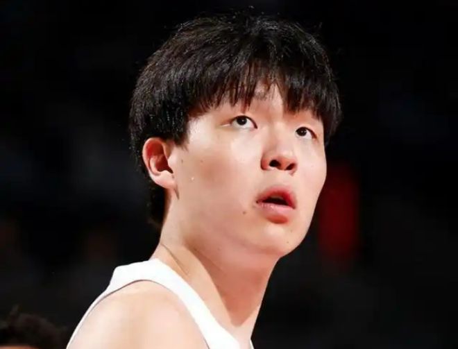 猛龙队史最伟大球员！洛瑞另类雕像正式揭幕 本人获得多伦多城市钥匙