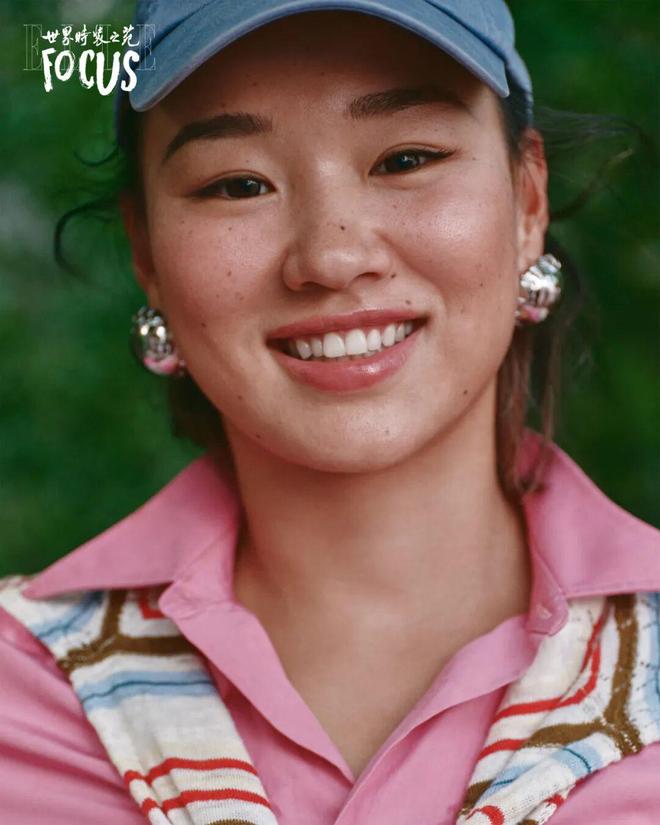 郑钦文中网夺冠配图，掀起舆论风波！一张赛场抓拍，引爆“低级红高级黑”的巨大争议