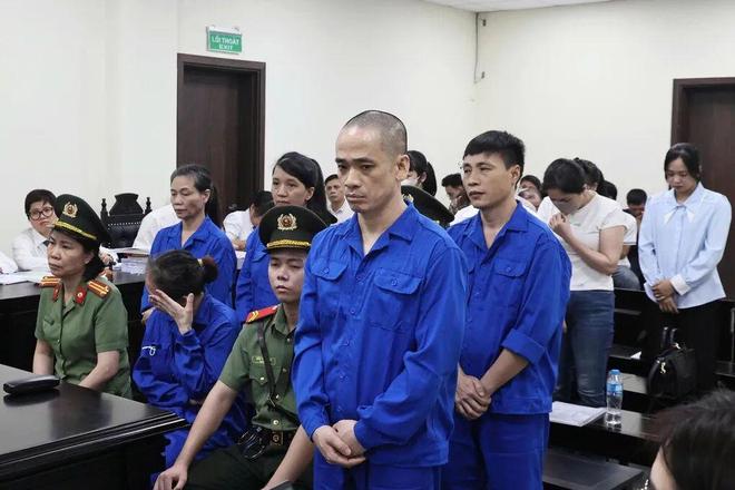 故事：女孩失踪20年，被狼群养大，被救援队找到时，却发现她生过3个孩子，然而孩子的真实身份却让警方沉默！