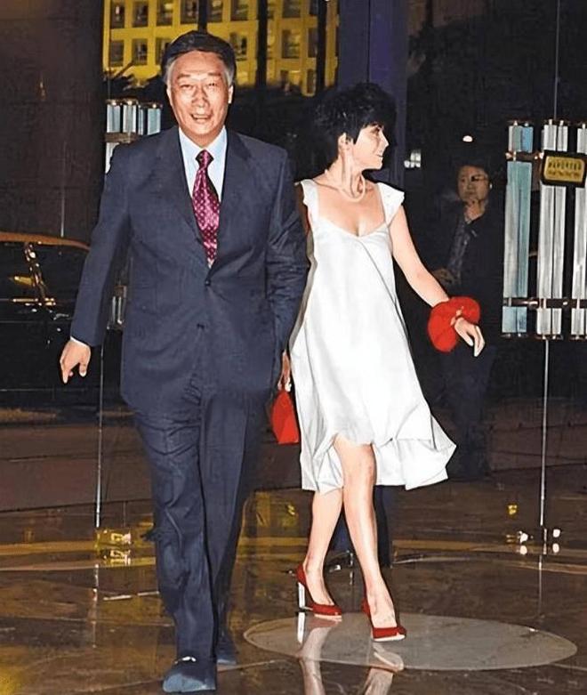 工资还在原地踏步,手机已经涨到高攀不起