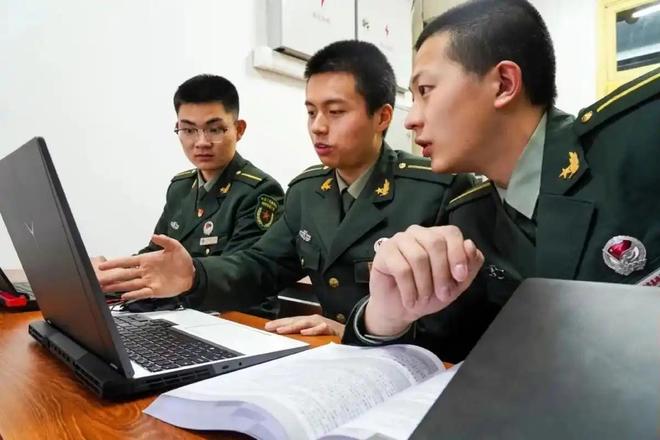 “把儿子当外人整呢”,一根破烂眼镜腿,让人心疼高考男生处境