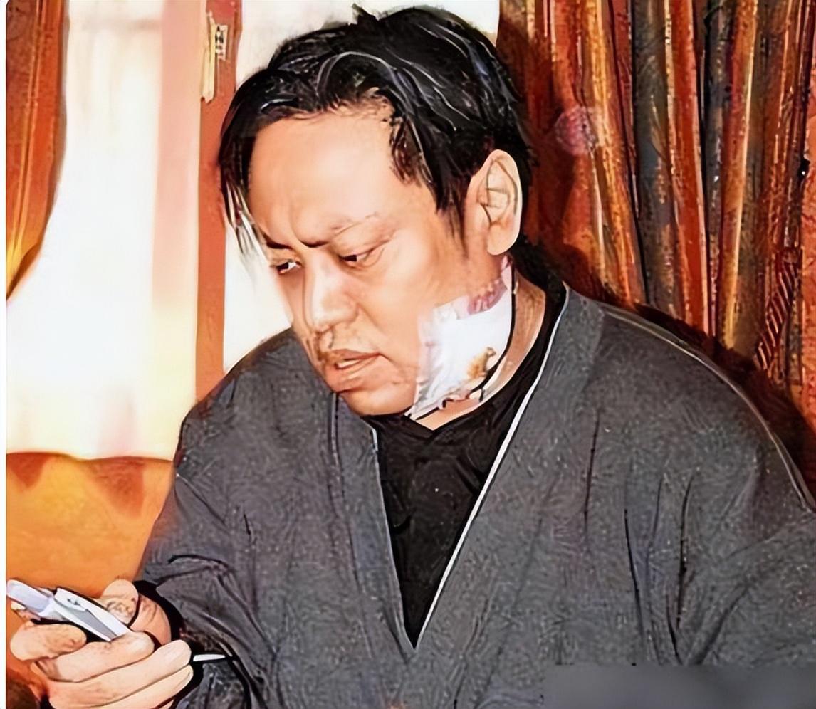 陈冠希在英国坐地铁，穿1w4牛仔衣配千元凉鞋，不看脸又潮又帅
