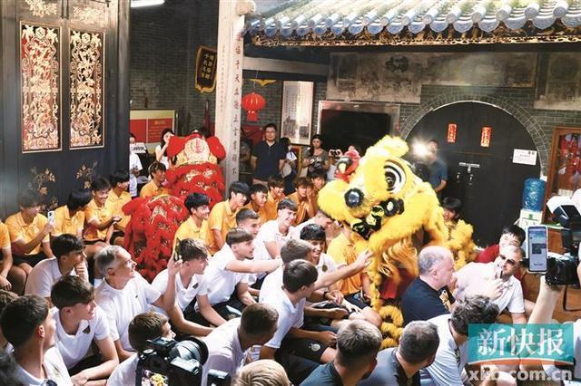 放弃继承260亿遗产，带女儿远走美国，如今才看清她多清醒