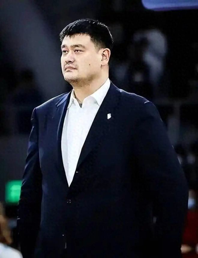何晴去世9月,许亚军一家拍全家福继母关心,许何的表情说明问题