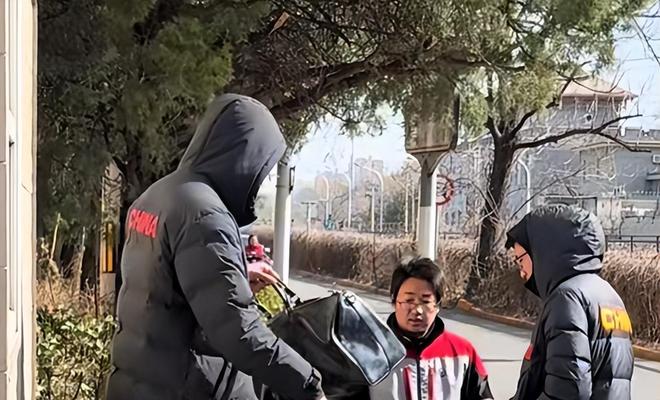 错失三绝佳机会!拉菲尼亚遭巴西球迷网暴,安帅选人面临压力
