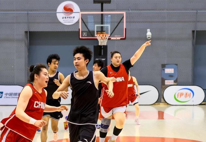 41岁港星受访哽咽曝出：6岁仍不会吃饭如厕，忧心儿子难生存